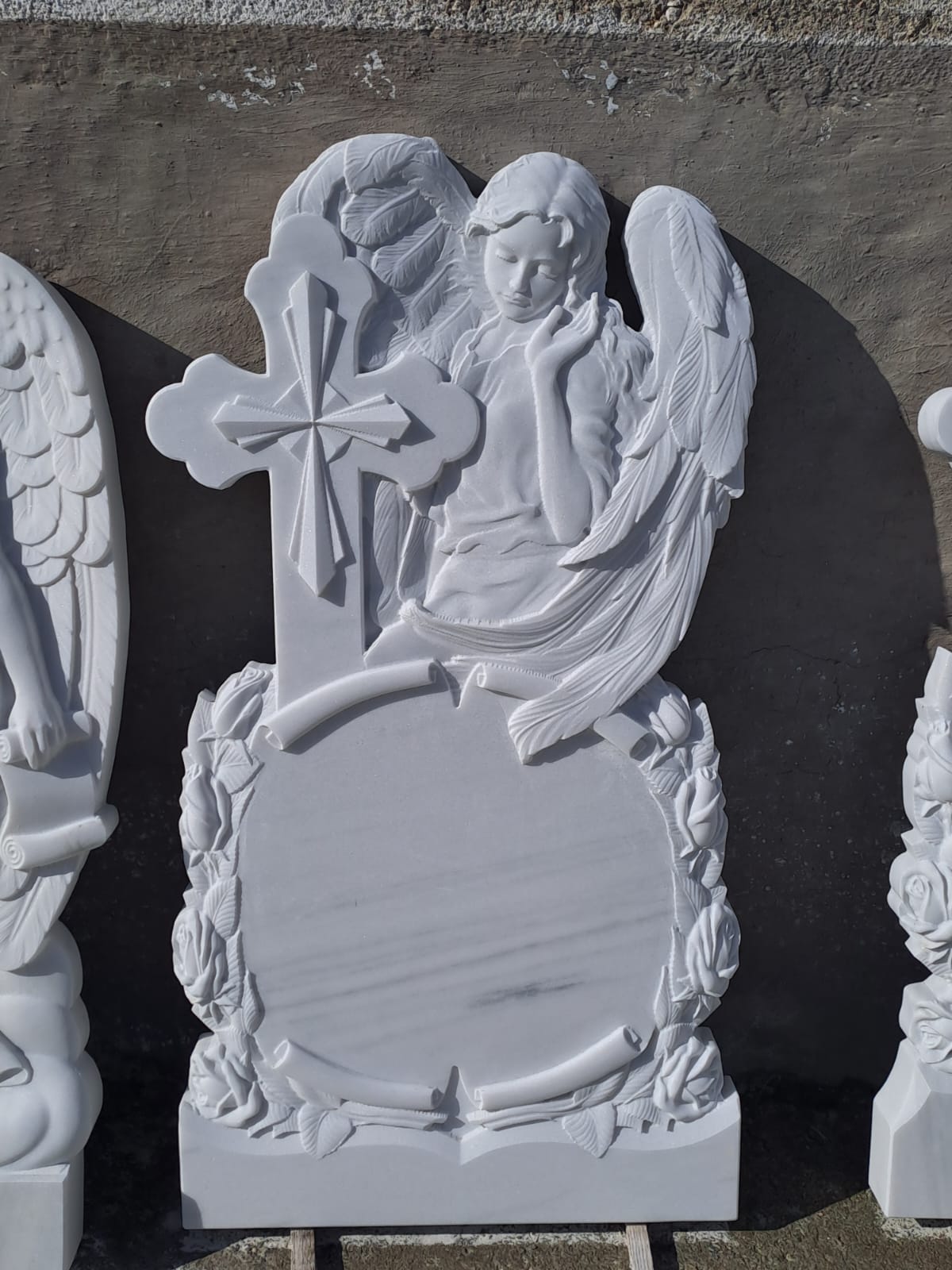 Cruce cu înger scultat în marmură