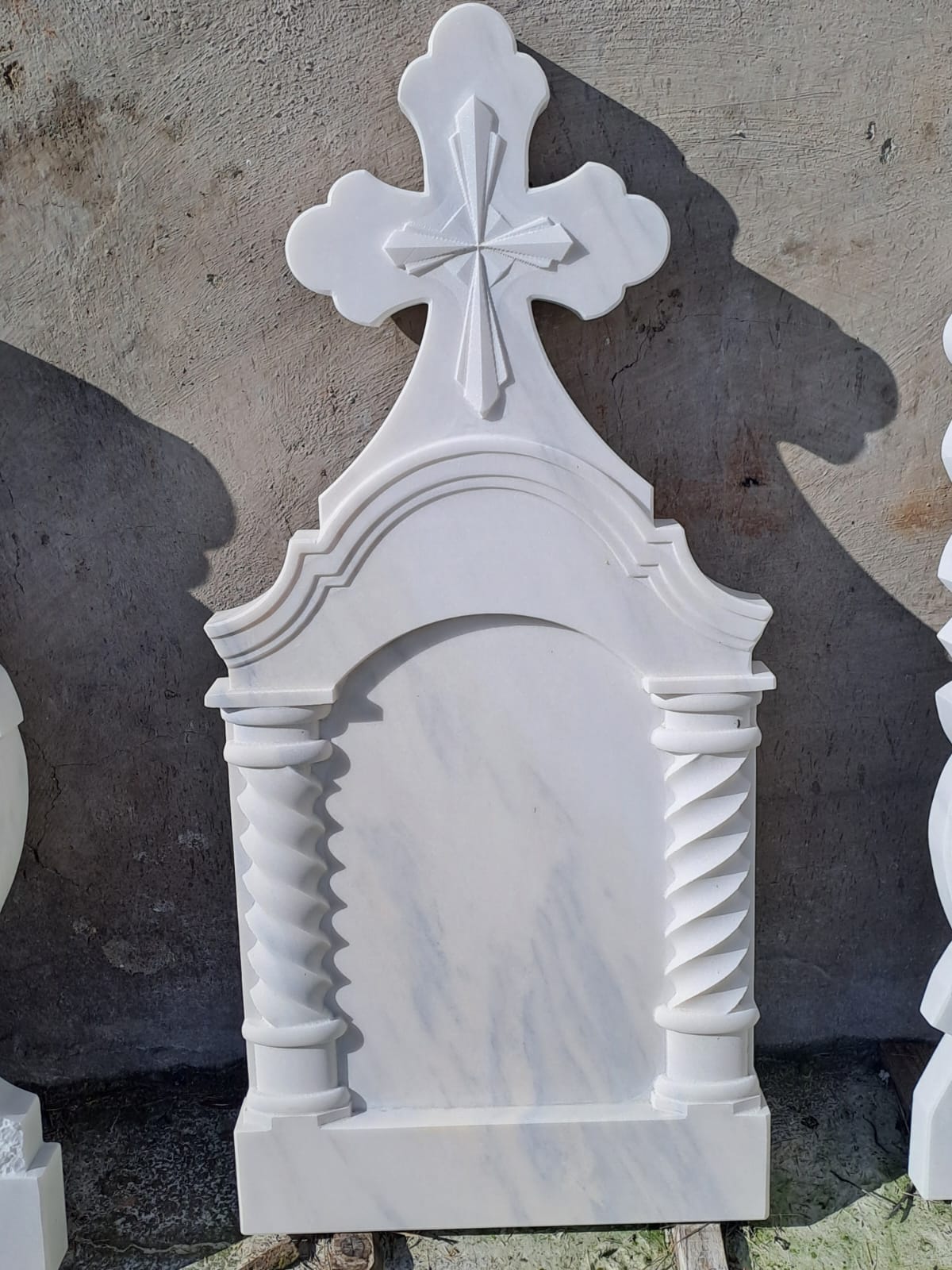 Cruce marmură tradițională sculptată